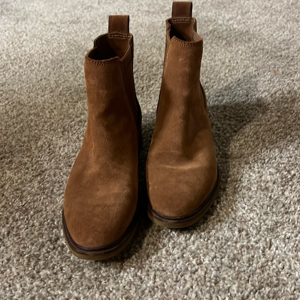 Like new Clarks suede boots